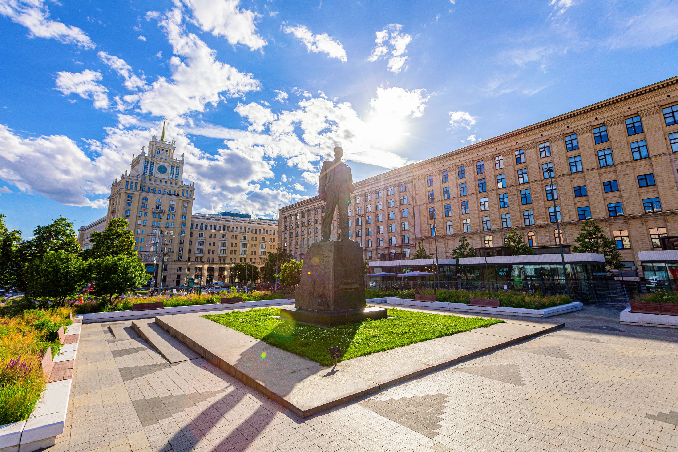 25. Памятник Маяковскому